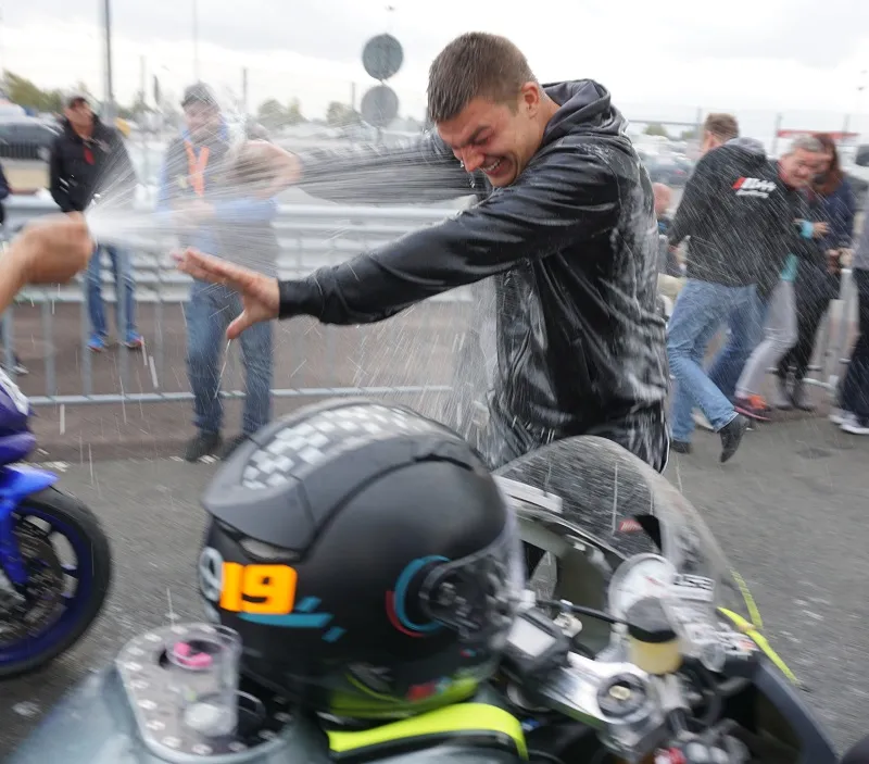 Rennmotorrad auf der Strecke