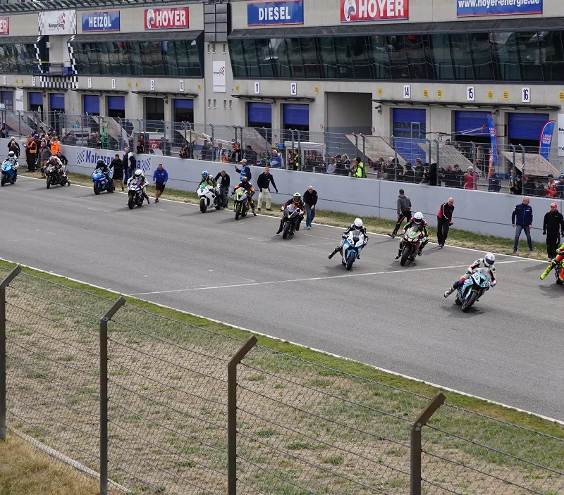 Rennmotorrad im Kurvenausgang