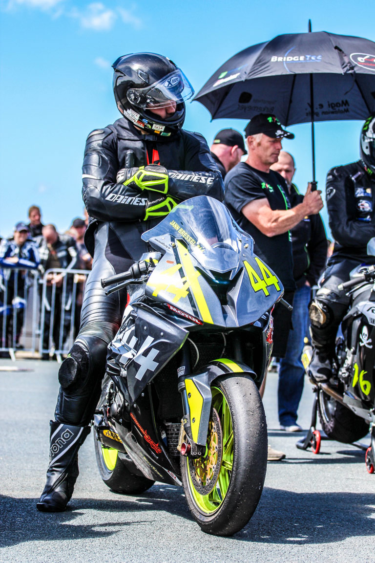 Rennmotorrad auf der Rennstrecke