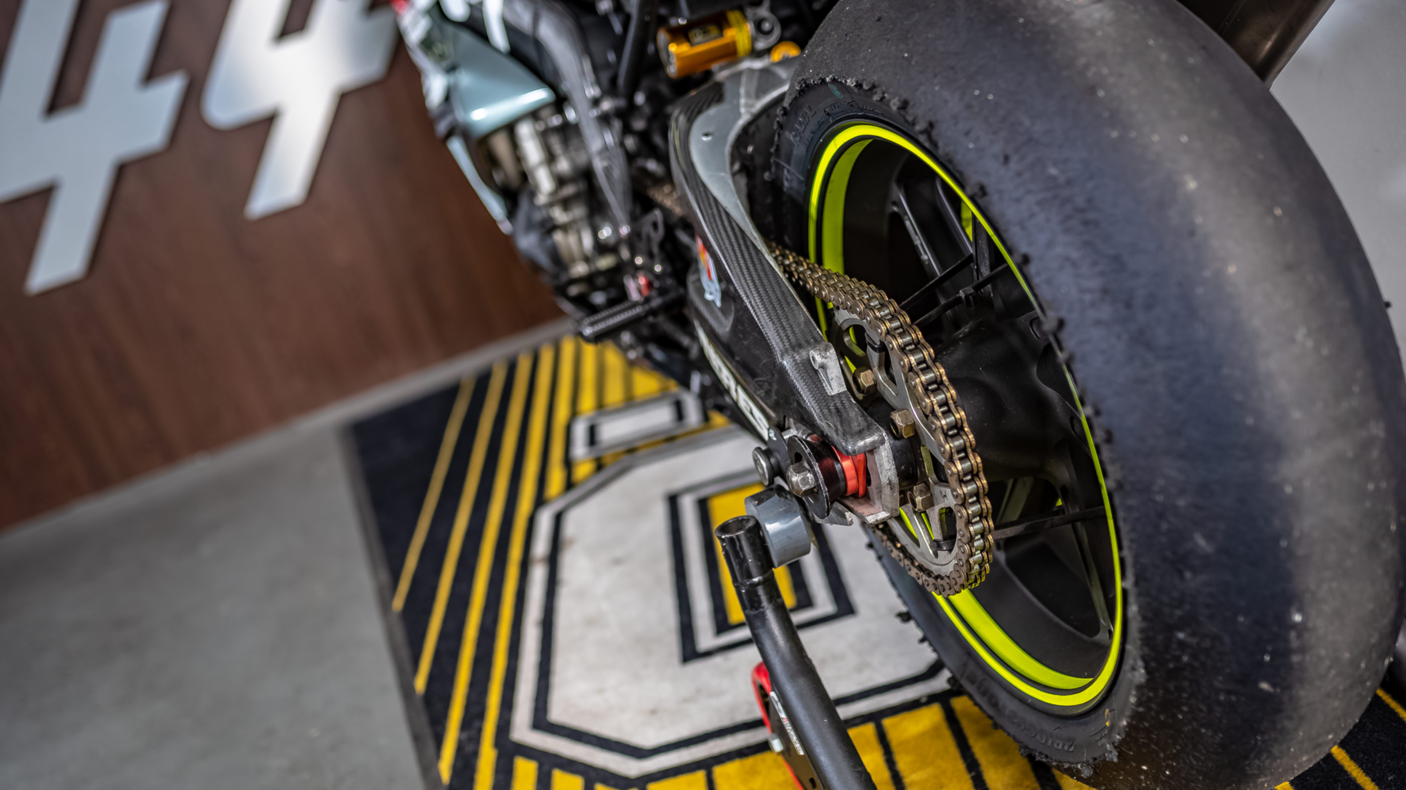 Motorrad in der BOX #44 Werkstatt